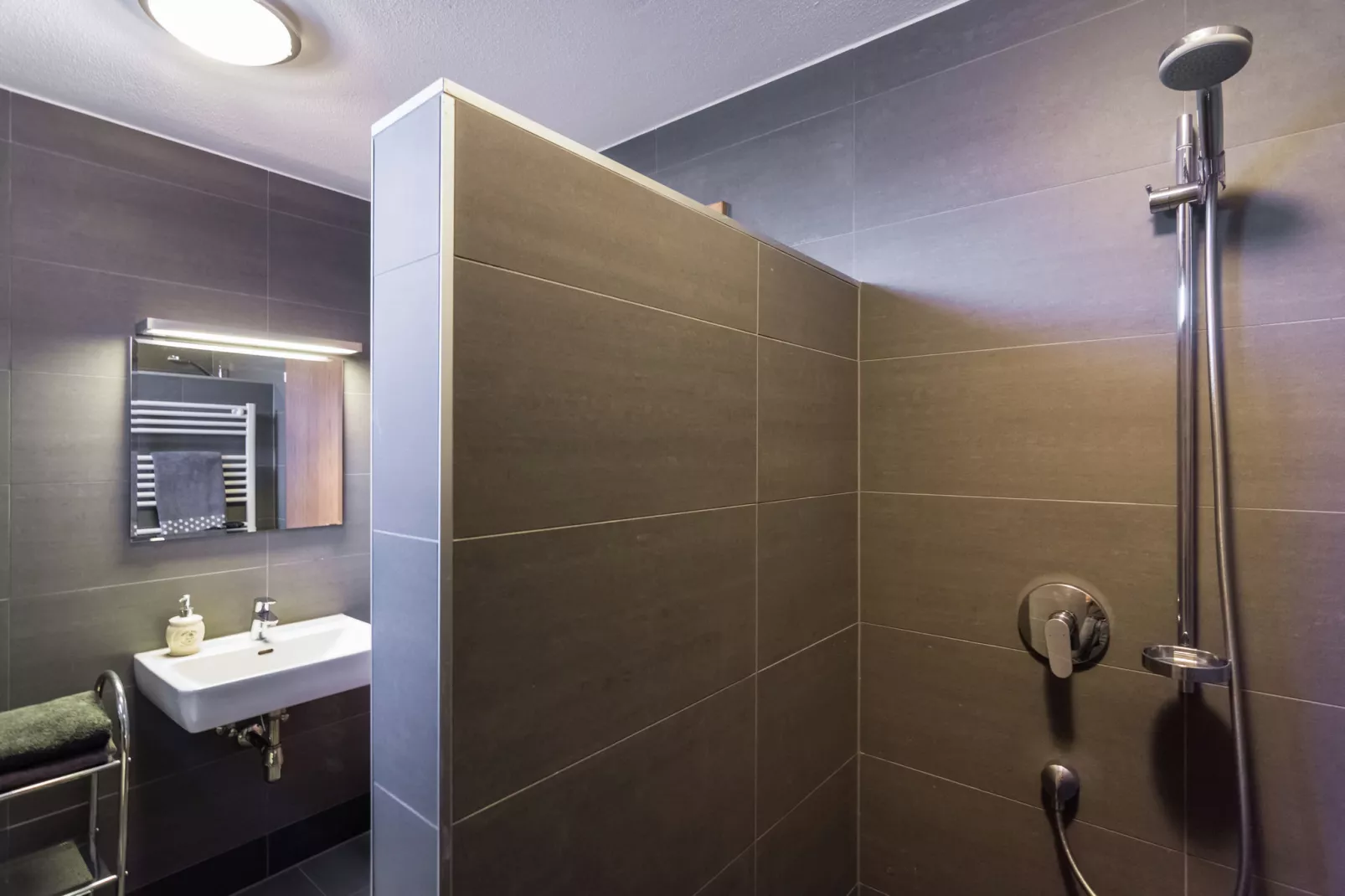Reinie-Bathroom