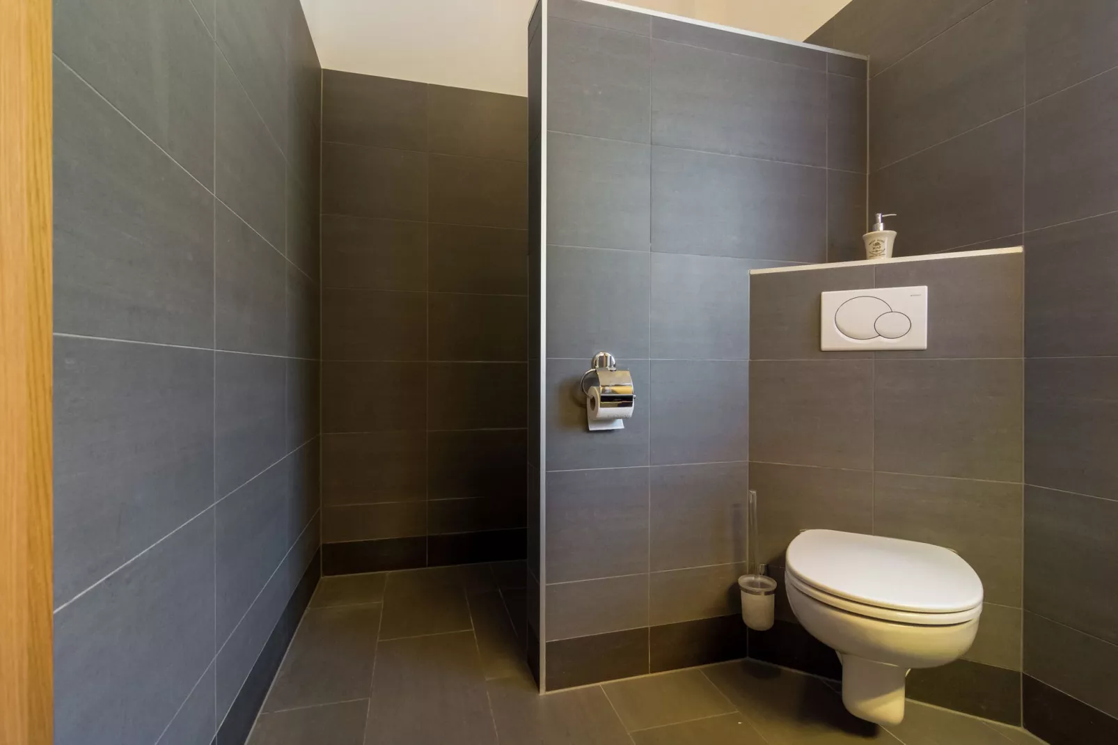 Reinie-Bathroom