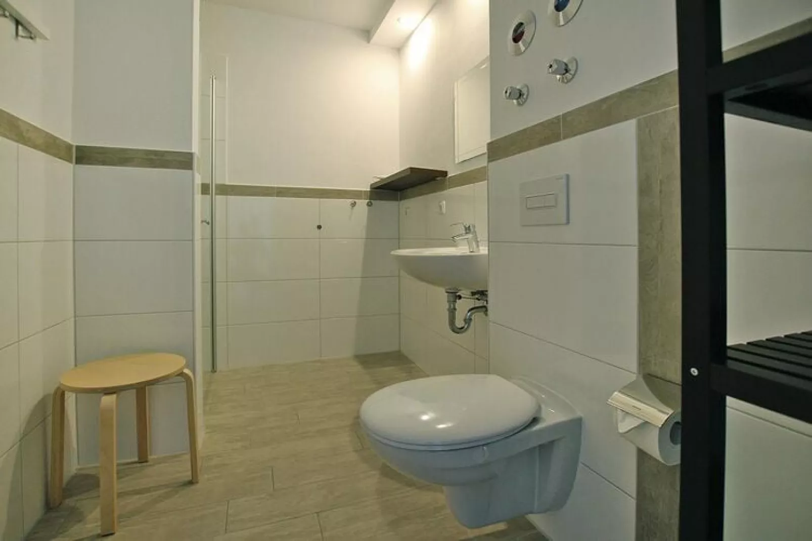 Reihenhaus Hafenflair / Haus 4 / Wohnungen 13 und 15-Bathroom