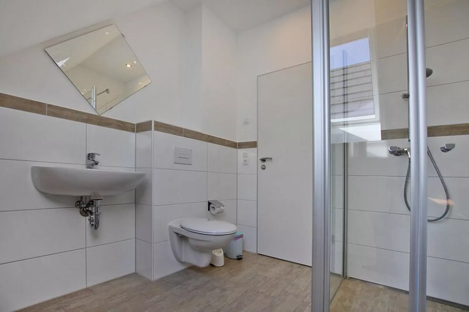 Reihenhaus Hafenflair / Haus 4 / Wohnungen 13 und 15-Bathroom