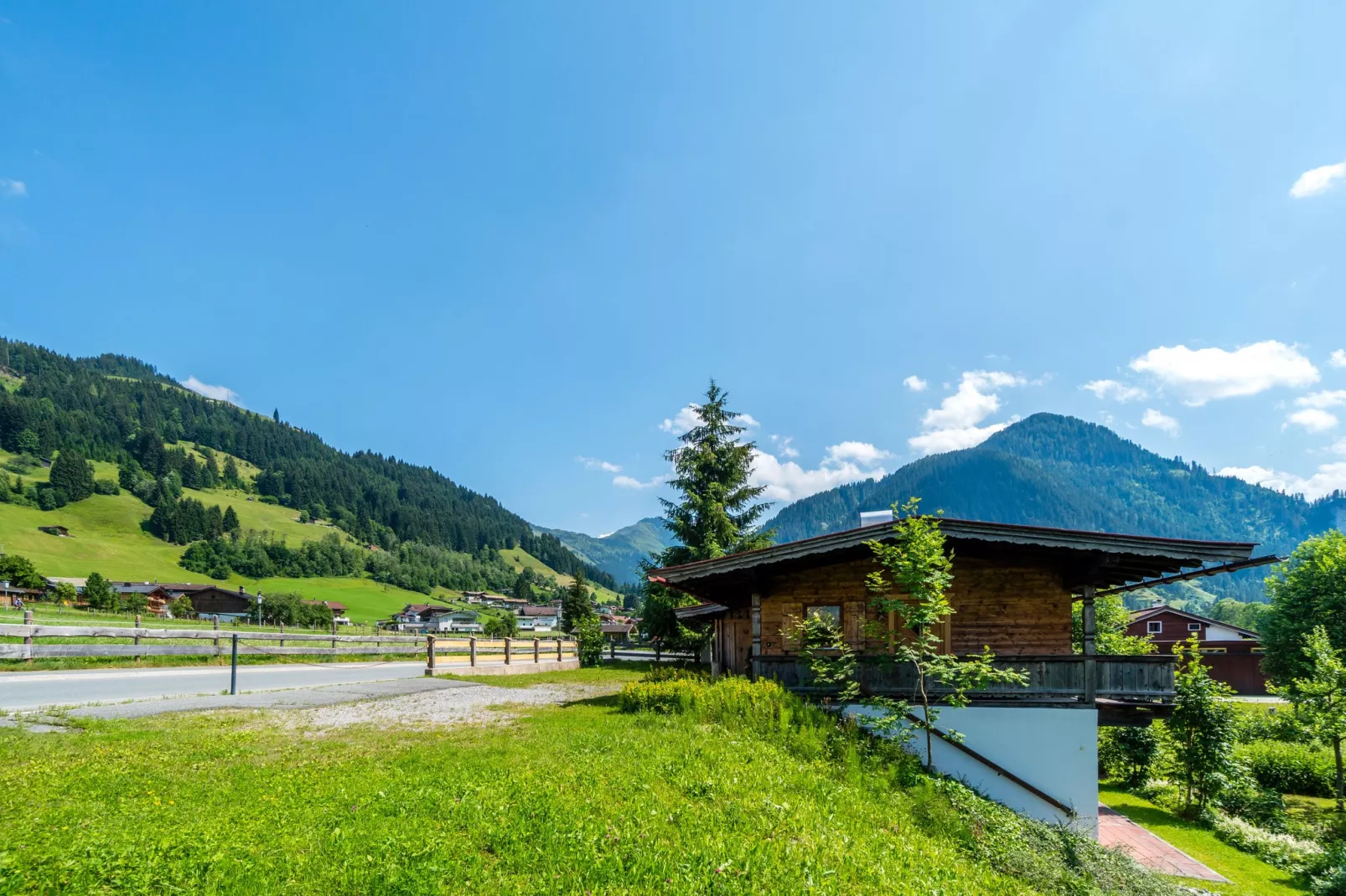 Chalet Leo-Gardens summer