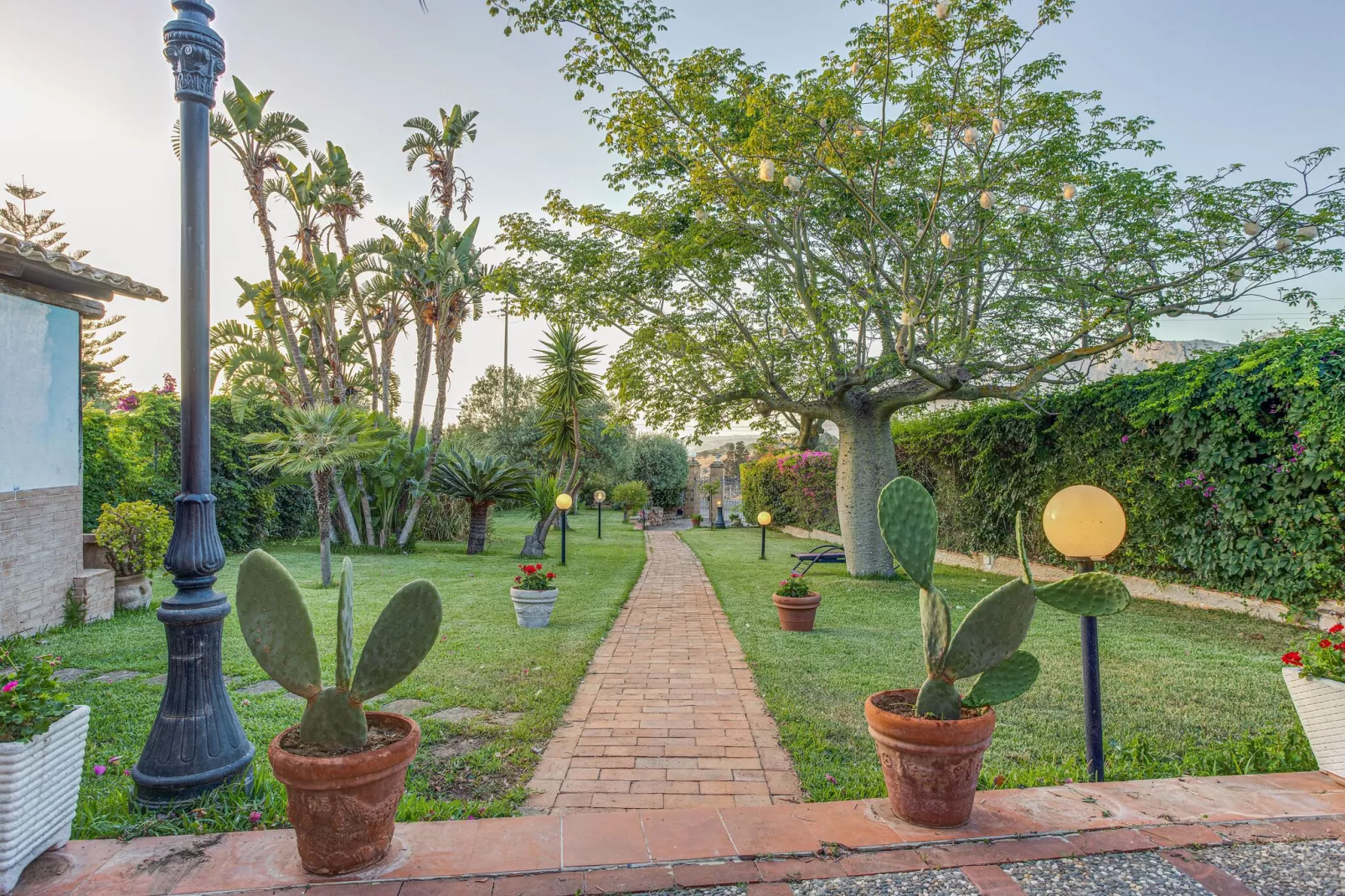 Belvilla by OYO Charming Villa with Roof Terrace-Gardens summer