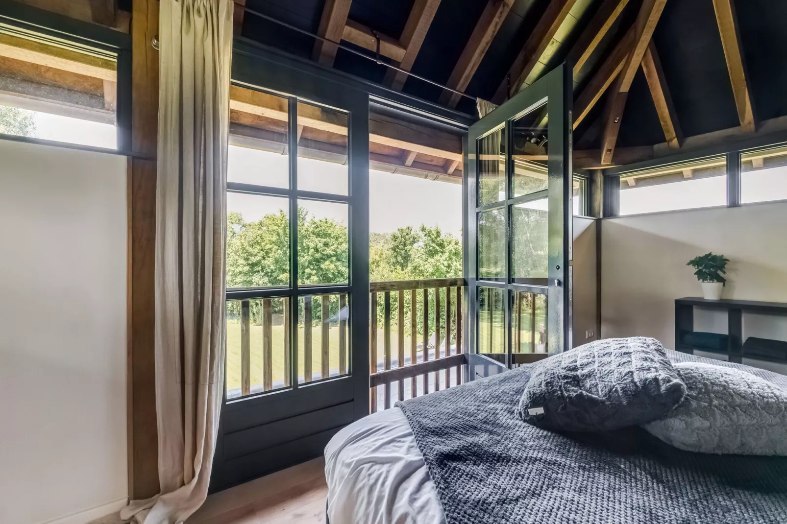 De Torre-Bedroom