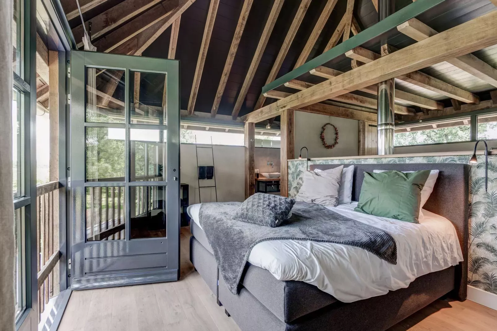 De Torre-Bedroom