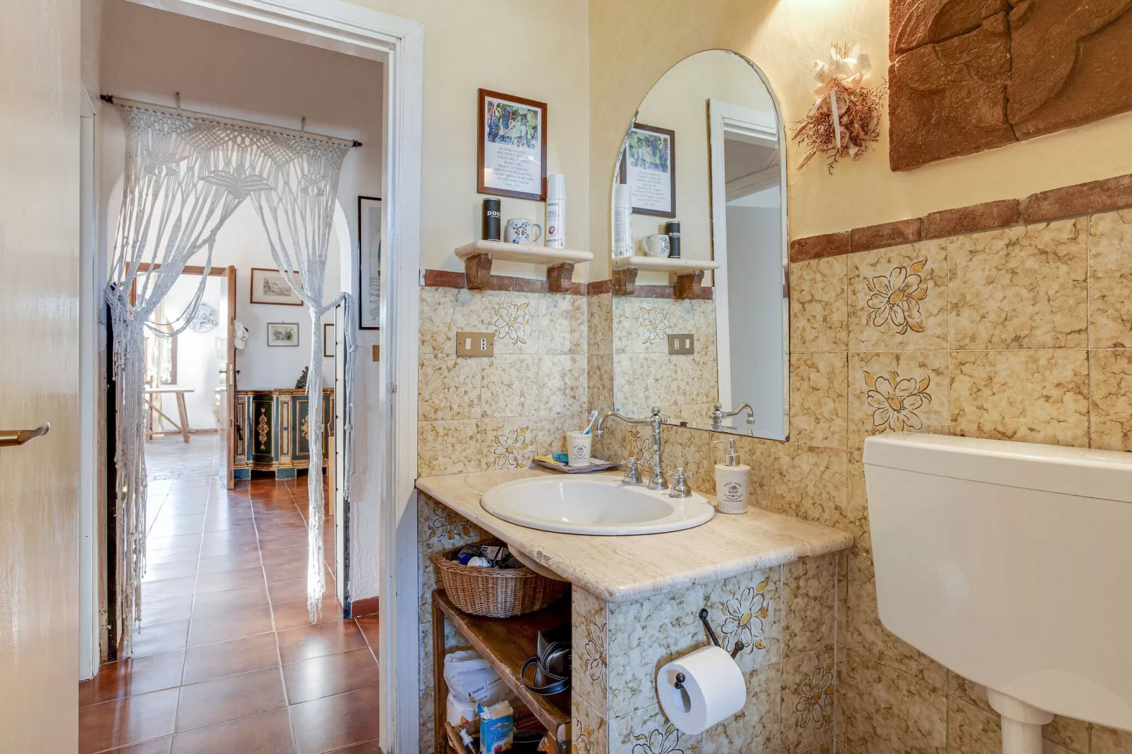 Belvilla by OYO Charming Villa with Roof Terrace-Bathroom