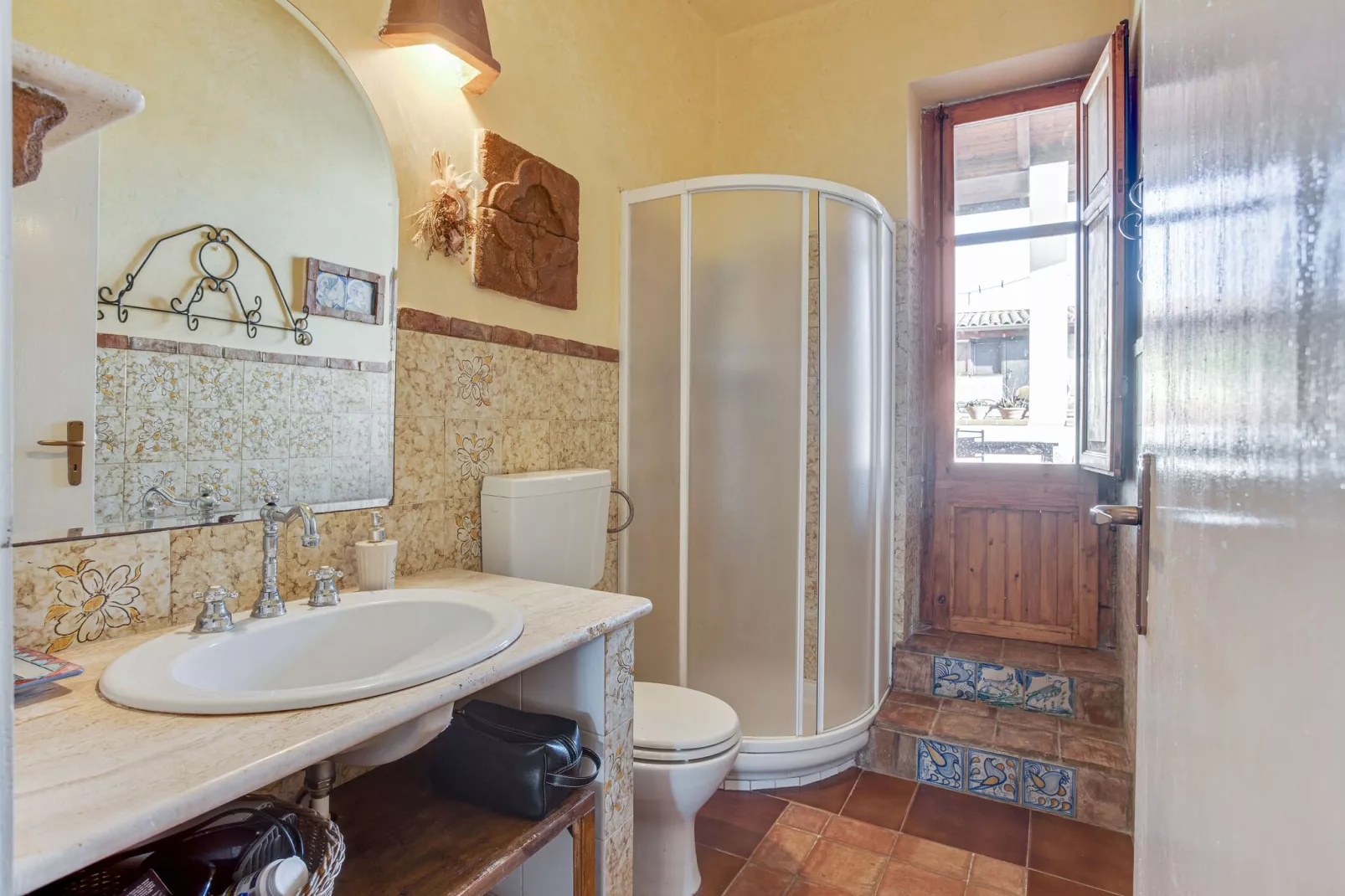 Belvilla by OYO Charming Villa with Roof Terrace-Bathroom