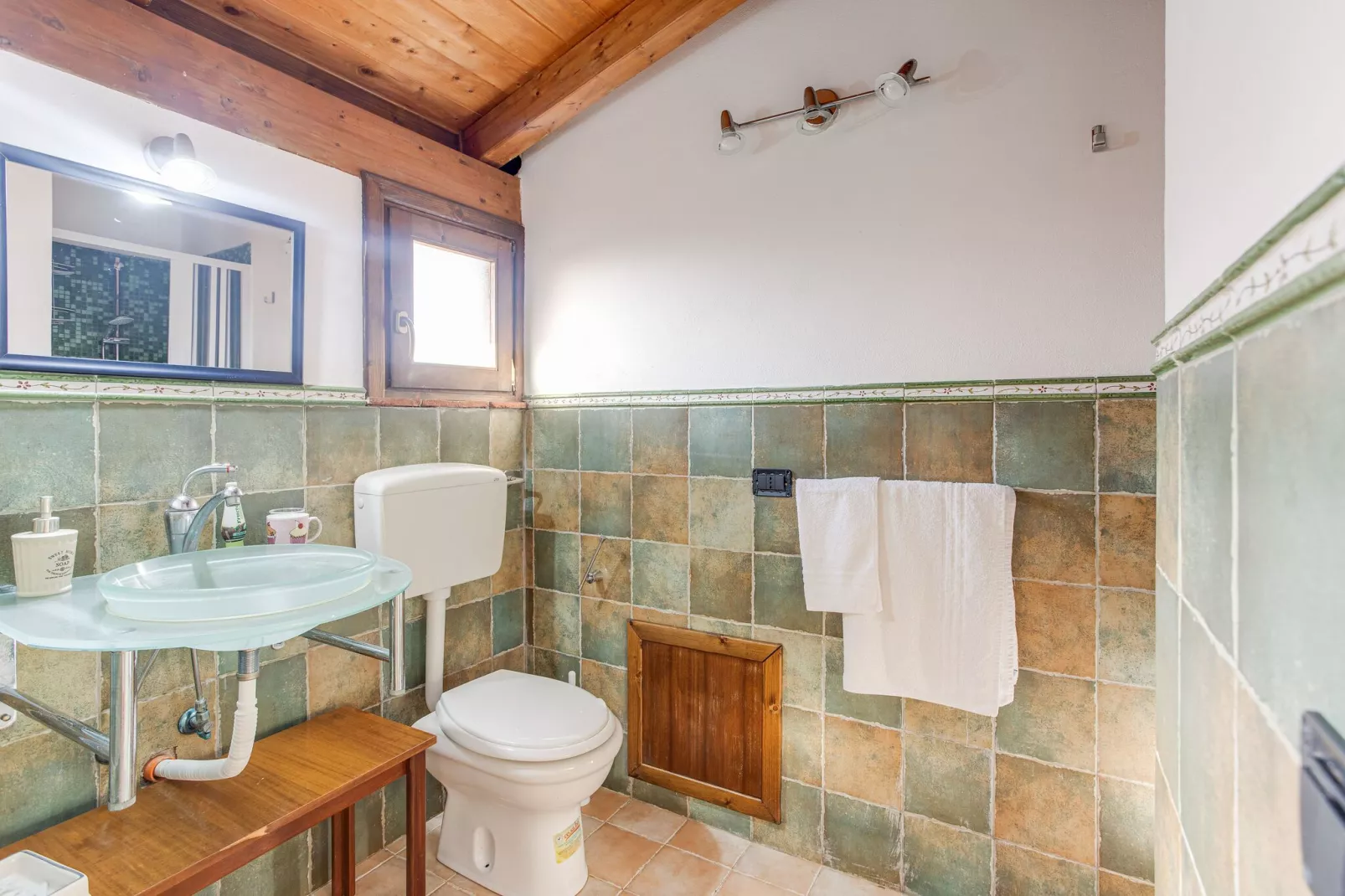 Belvilla by OYO Charming Villa with Roof Terrace-Bathroom