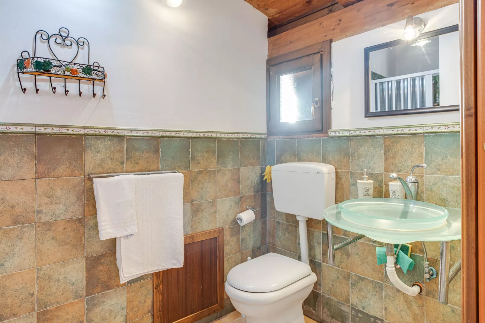 Belvilla by OYO Charming Villa with Roof Terrace-Bathroom
