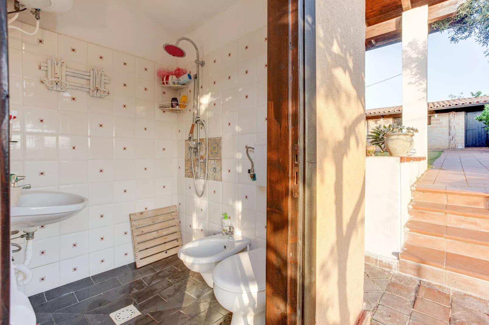 Belvilla by OYO Charming Villa with Roof Terrace-Bathroom