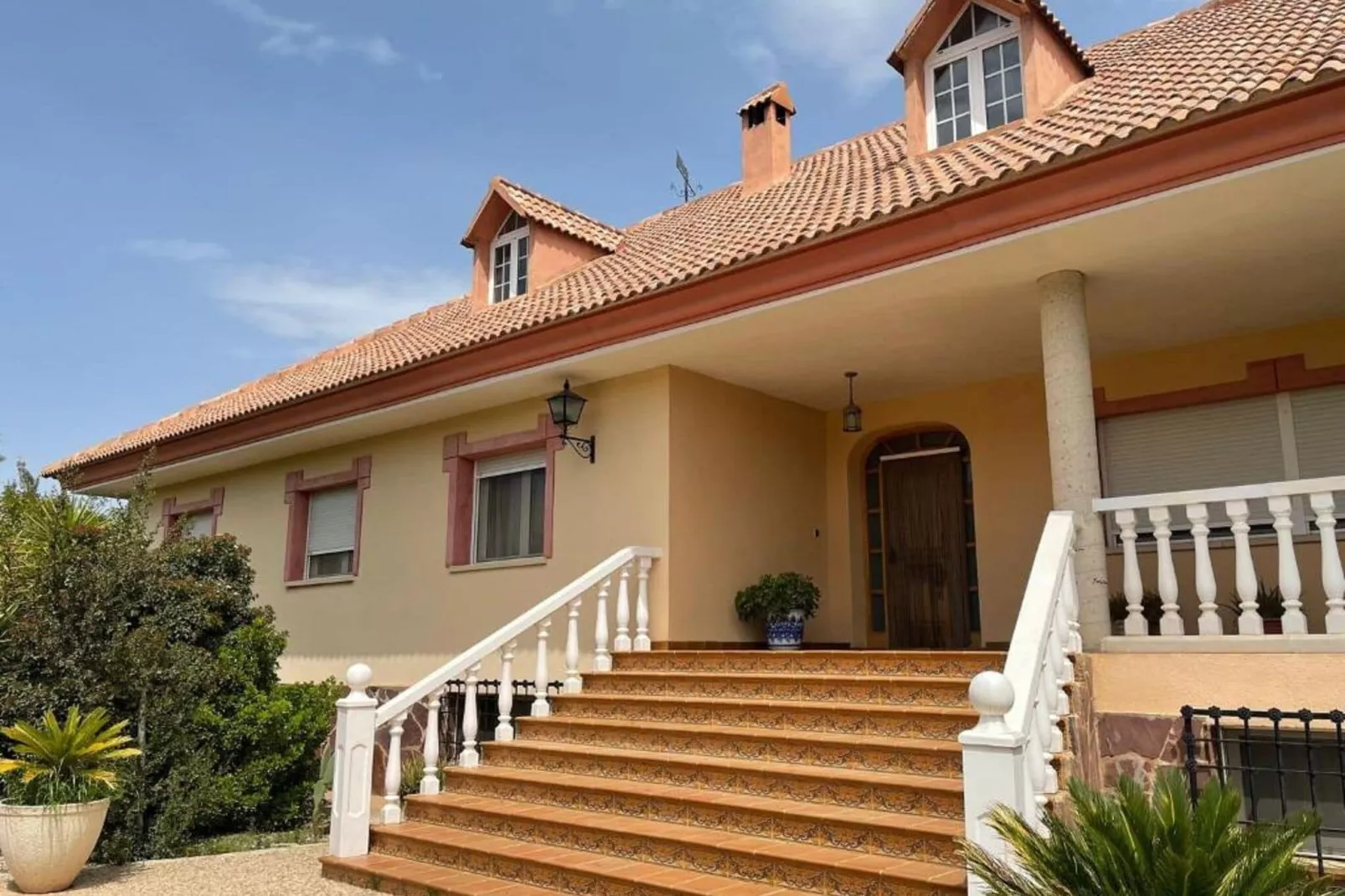 Casa de Lozano y Rueda-Exterior in summer