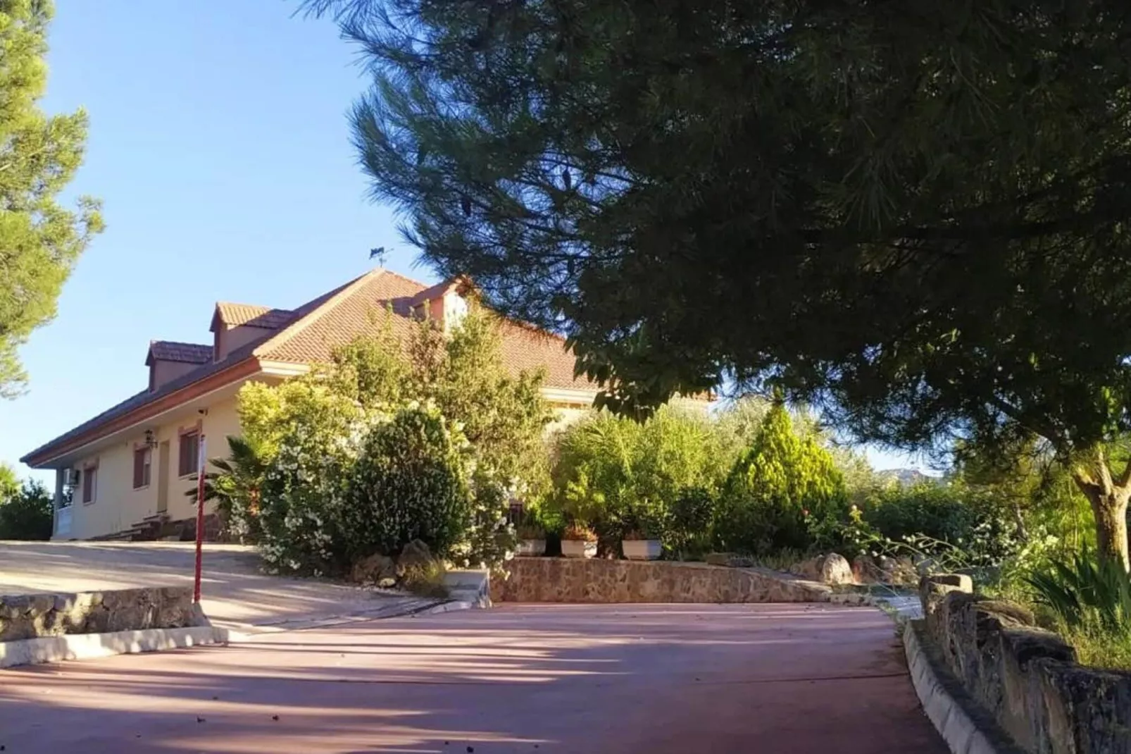 Casa de Lozano y Rueda-Exterior in summer