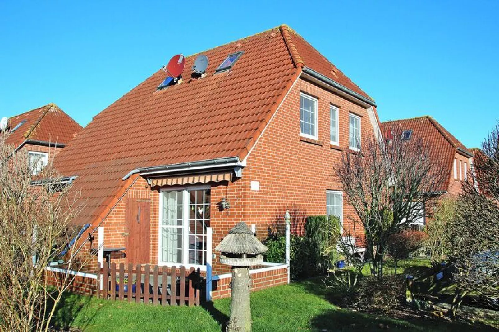 Doppelhaushälfte mit Sonnenterrasse in Neßmersiel-Exterior in summer