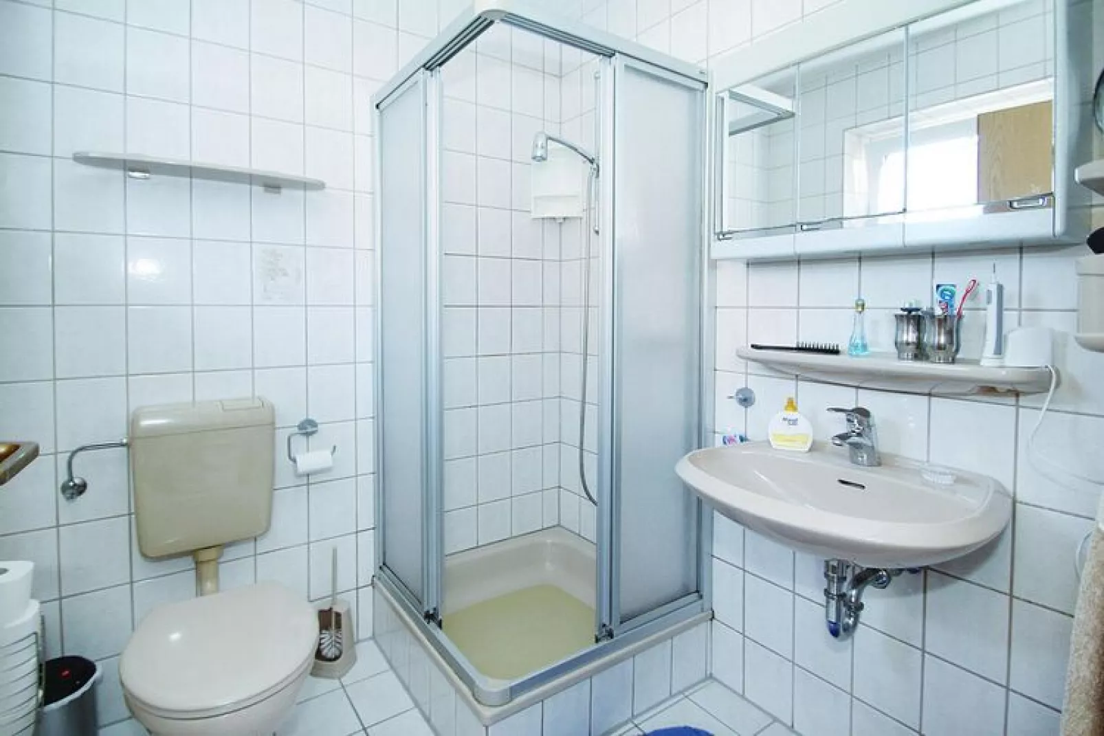 Doppelhaushälfte mit Sonnenterrasse in Neßmersiel-Bathroom