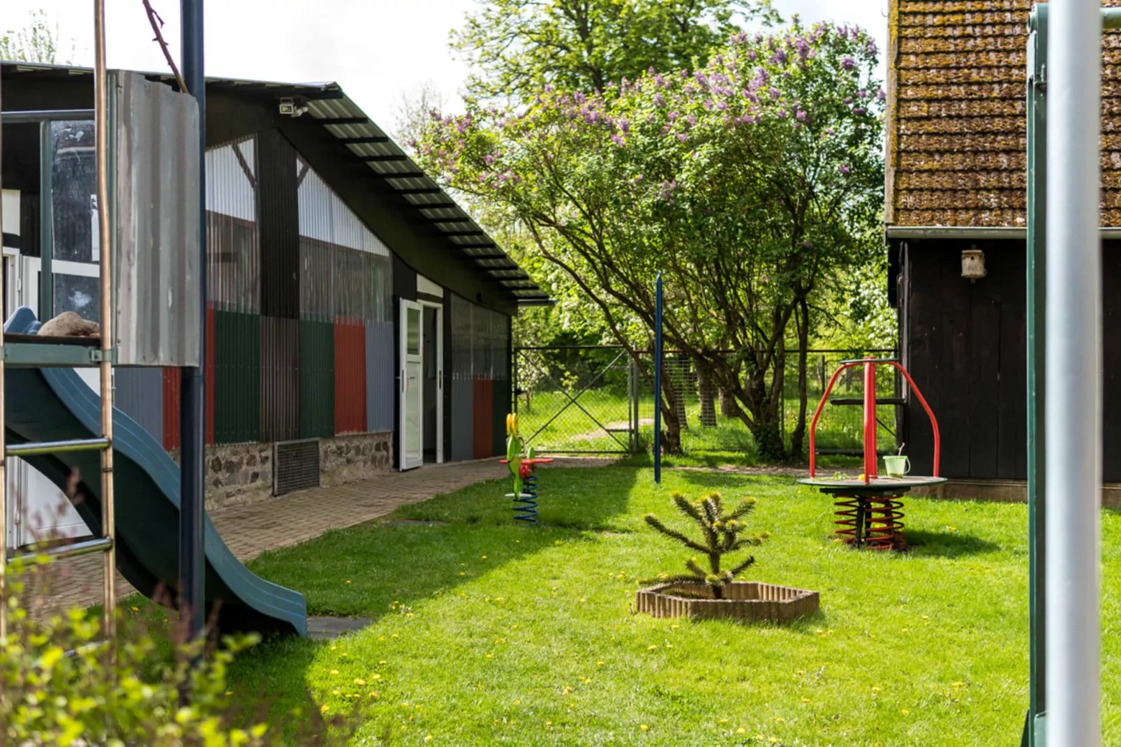 Gartenbungalow 1 linke Seite-Park facilities
