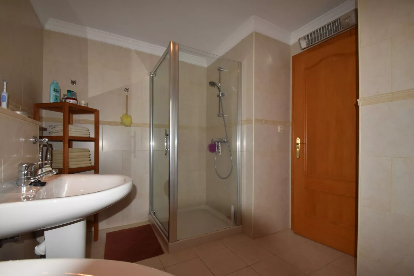 Les Bassetes-Bathroom