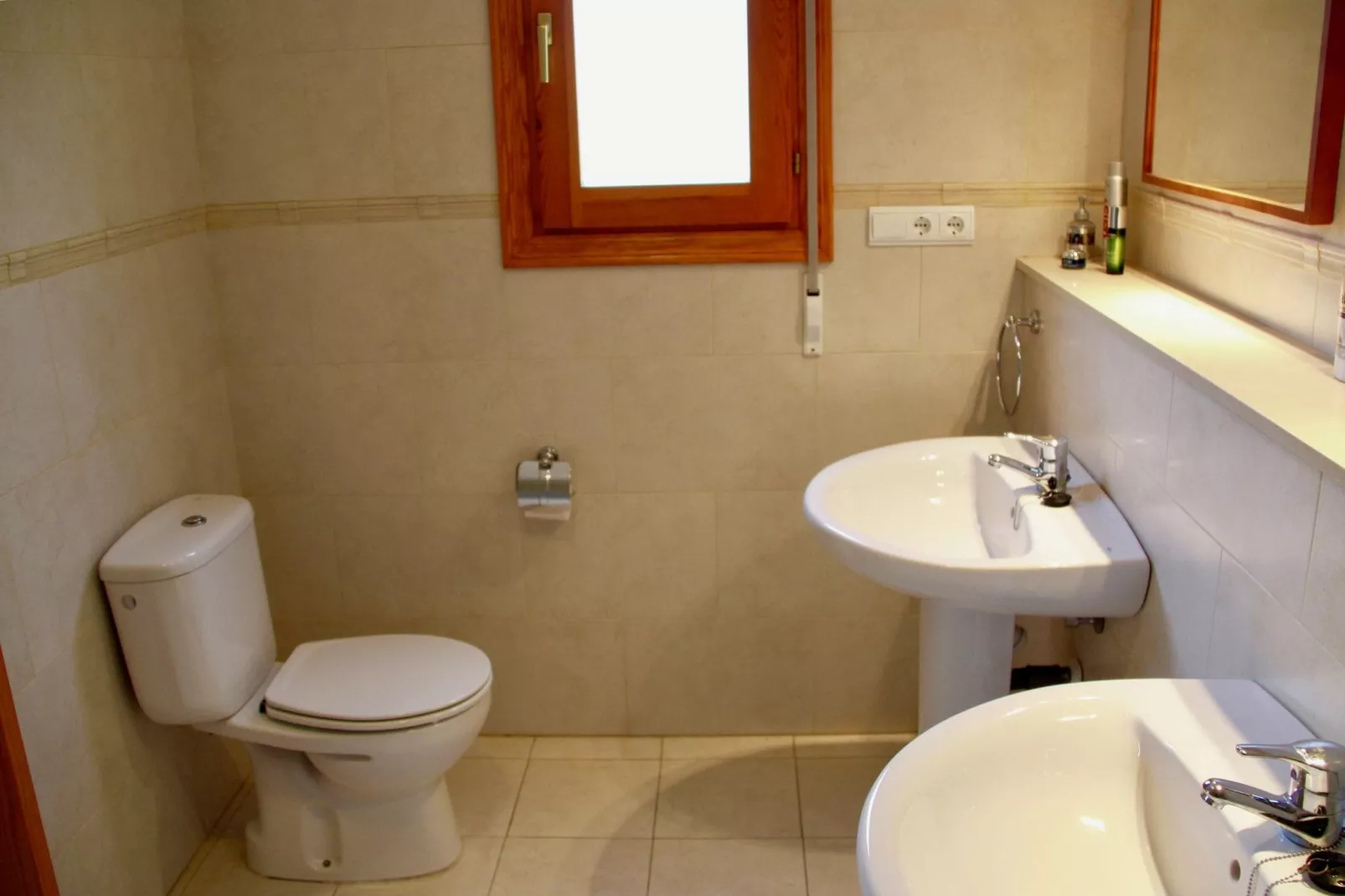 Les Bassetes-Bathroom