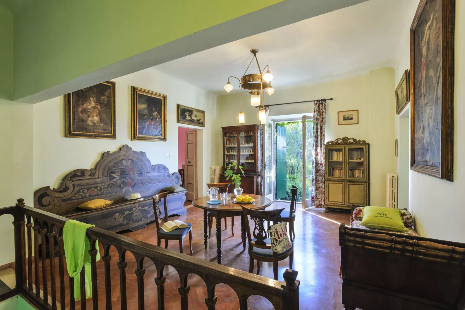 Monti-Living room