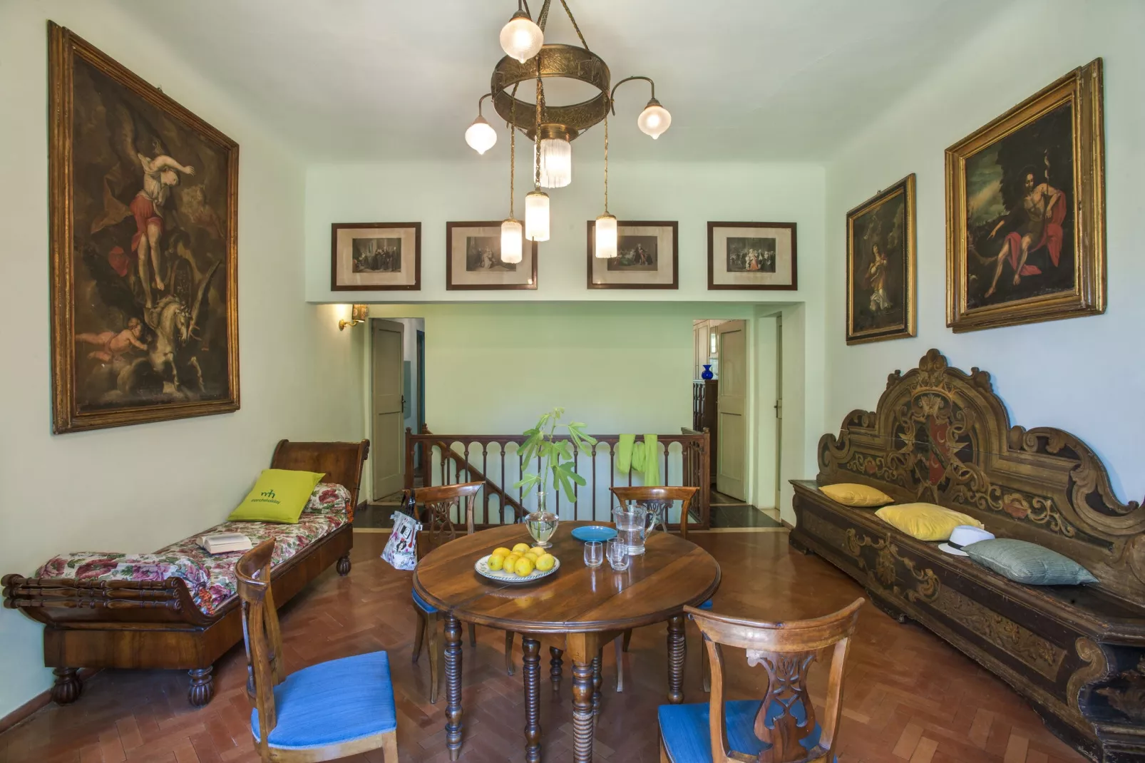 Monti-Living room