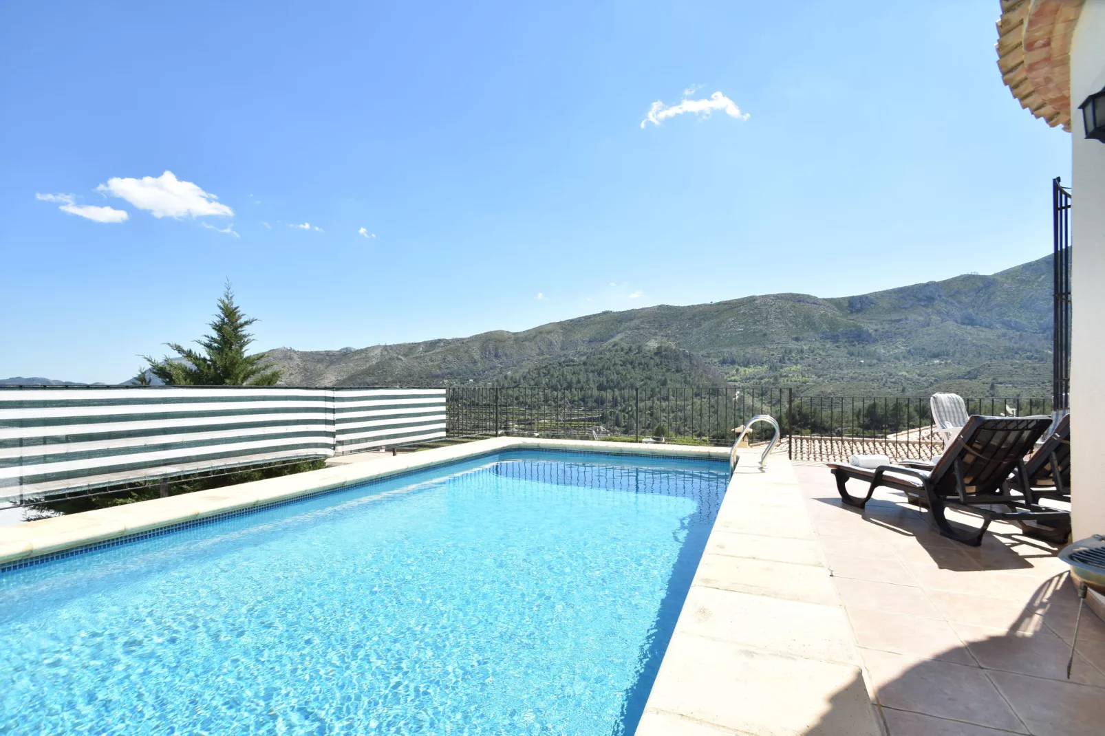 Les Bassetes-Pool