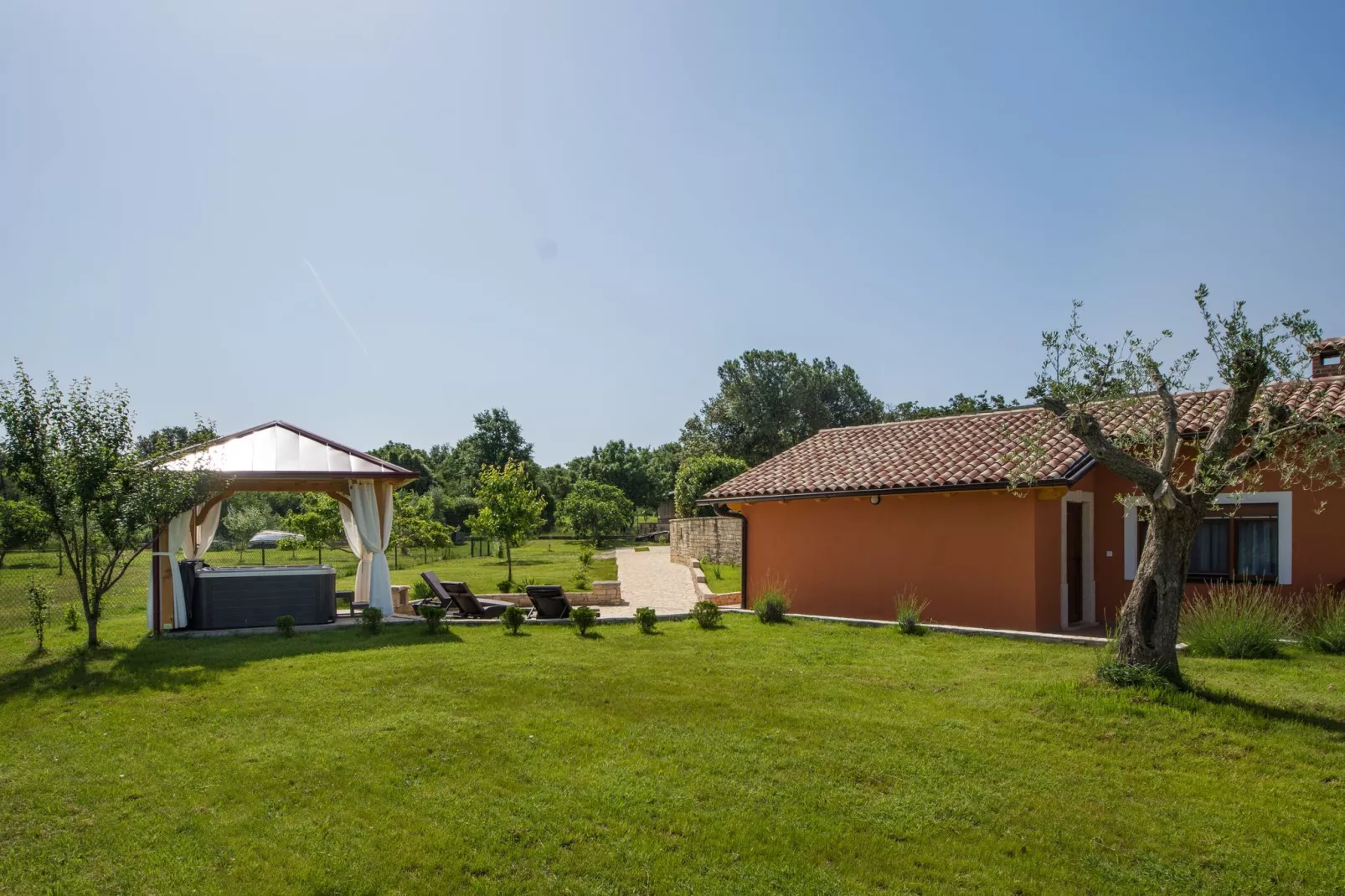 House Betiga 2-Gardens summer