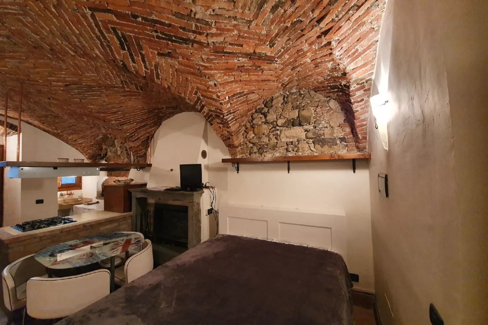 Casa in corte a pochi passi dal lago-Dining room