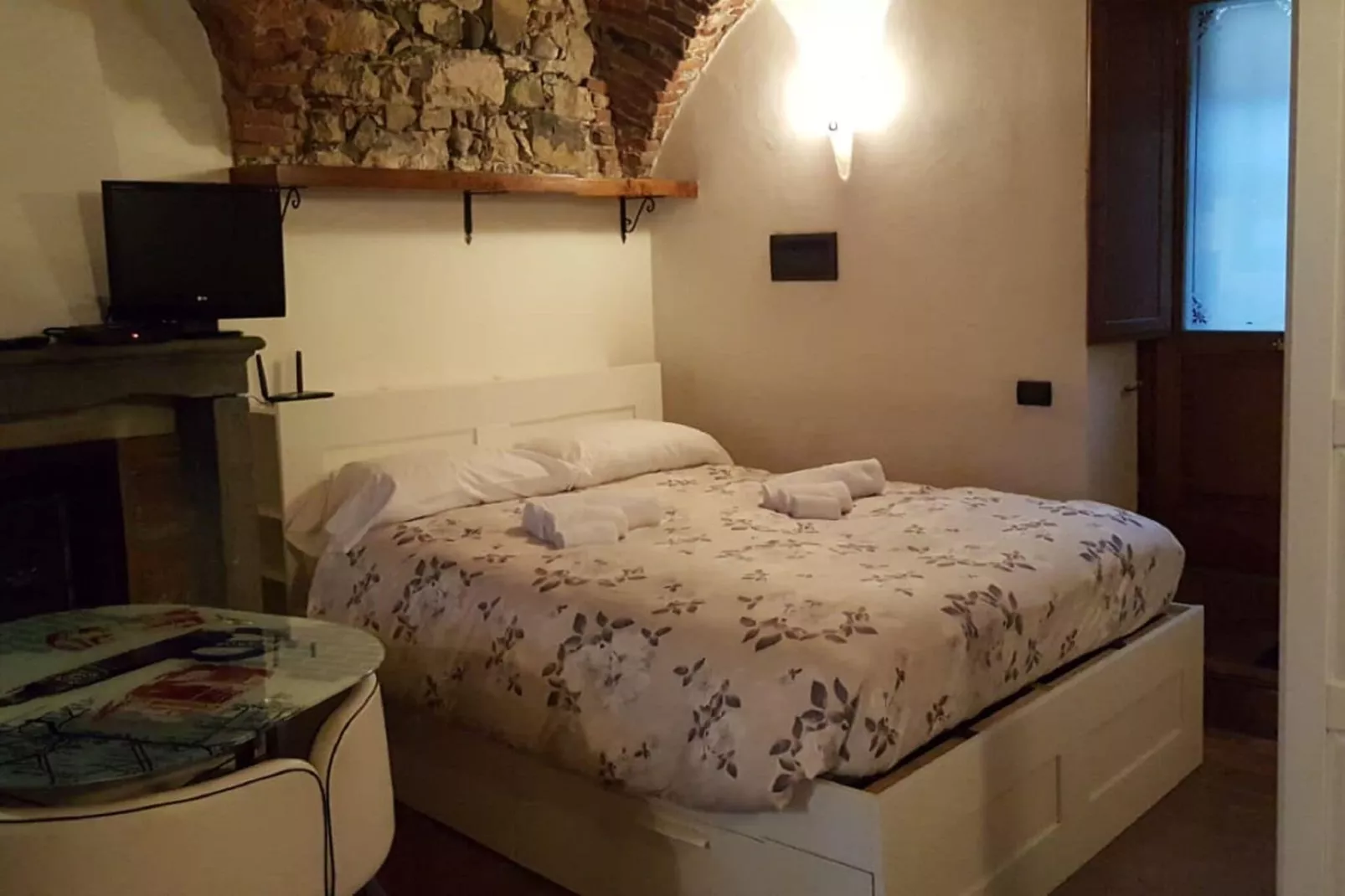 Casa in corte a pochi passi dal lago-Bedroom
