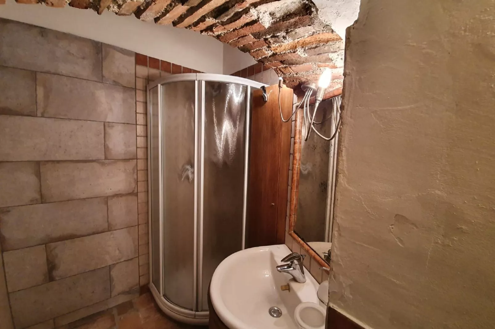 Casa in corte a pochi passi dal lago-Bathroom