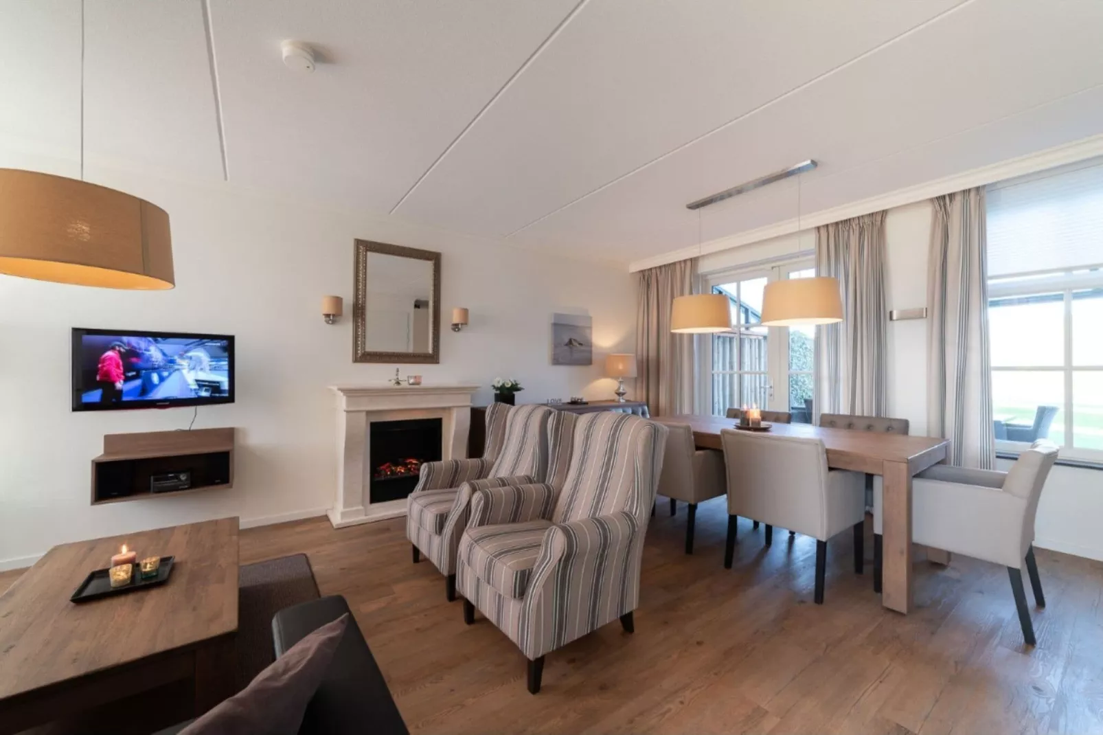 Charming Beveland-Living room