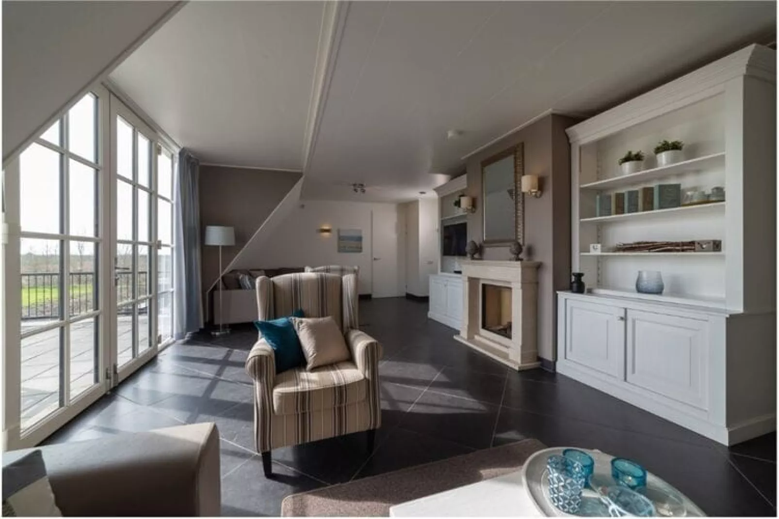 Luxe Beveland met Zwembad-Living room