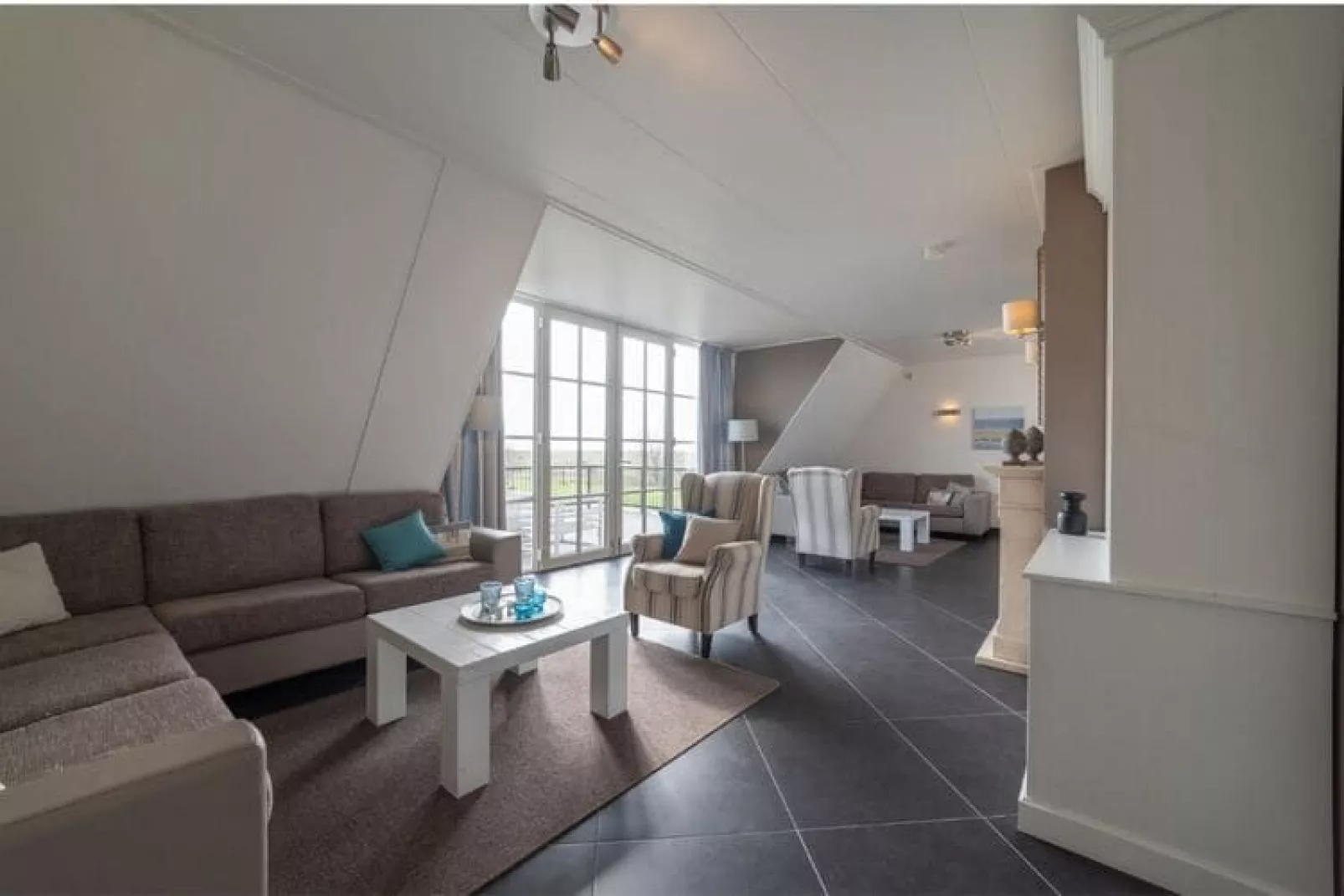 Luxe Beveland met Zwembad-Living room
