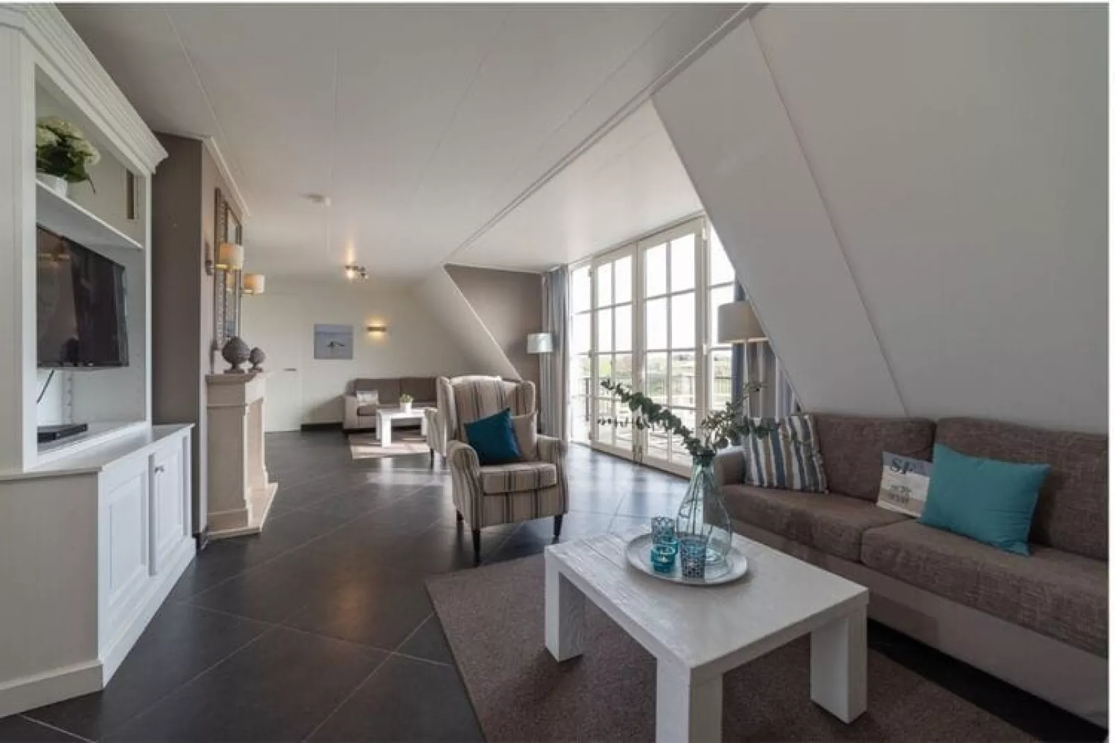 Luxe Beveland met Zwembad-Living room