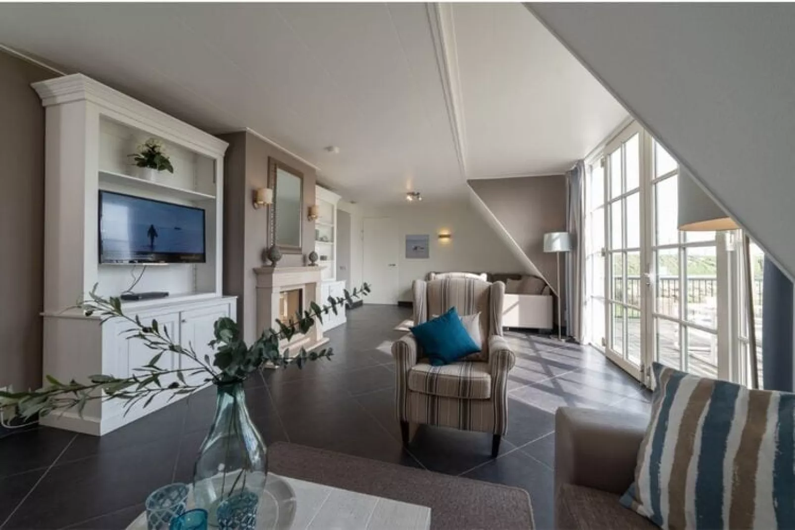 Luxe Beveland met Zwembad-Living room