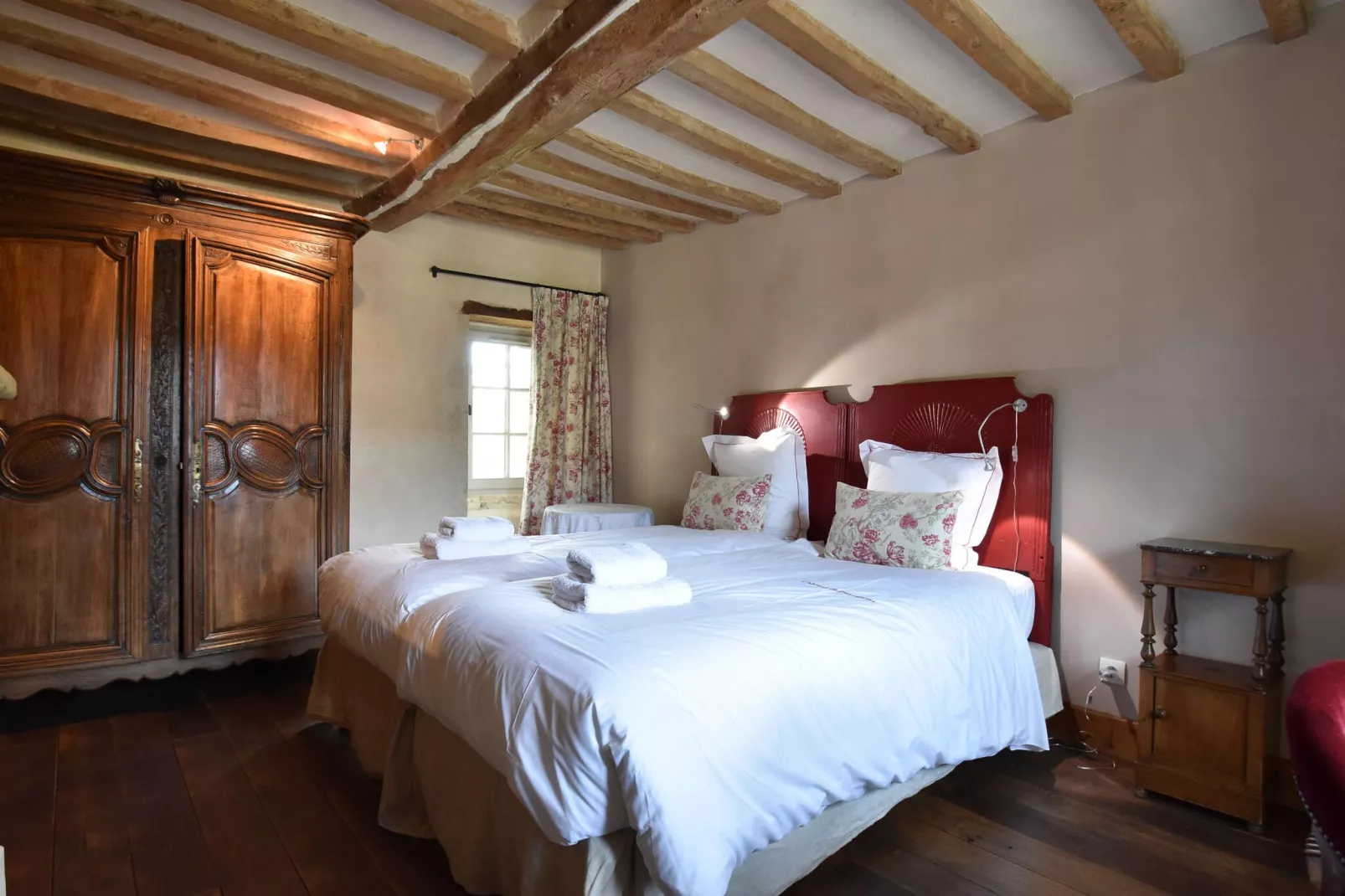 Gite de charme 6 pers/domaine Chateau-Bedroom