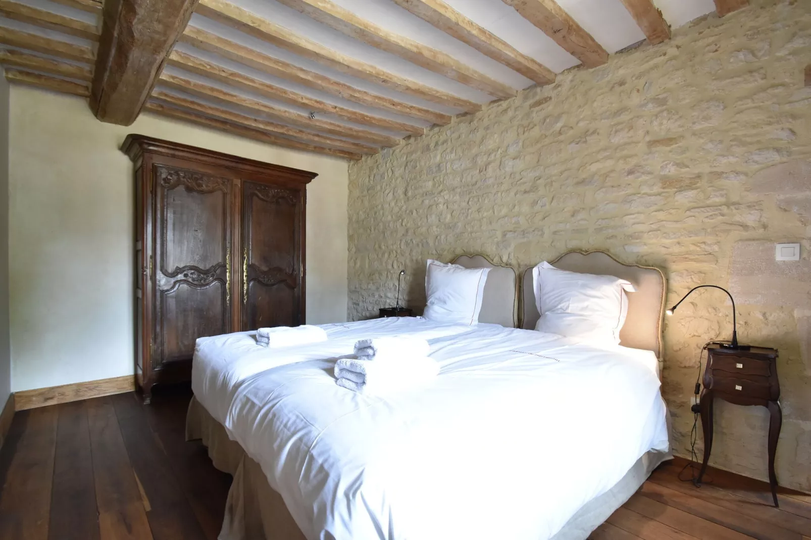 Gite de charme 6 pers/domaine Chateau-Bedroom