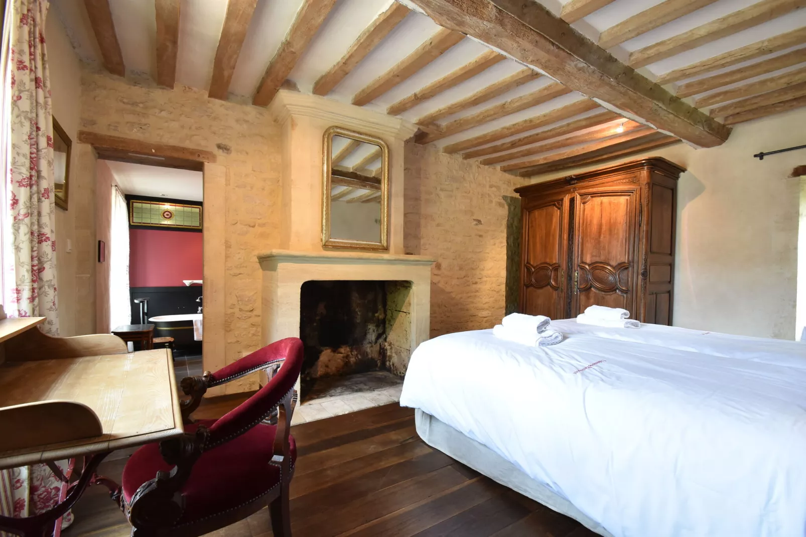 Gite de charme 6 pers/domaine Chateau-Bedroom