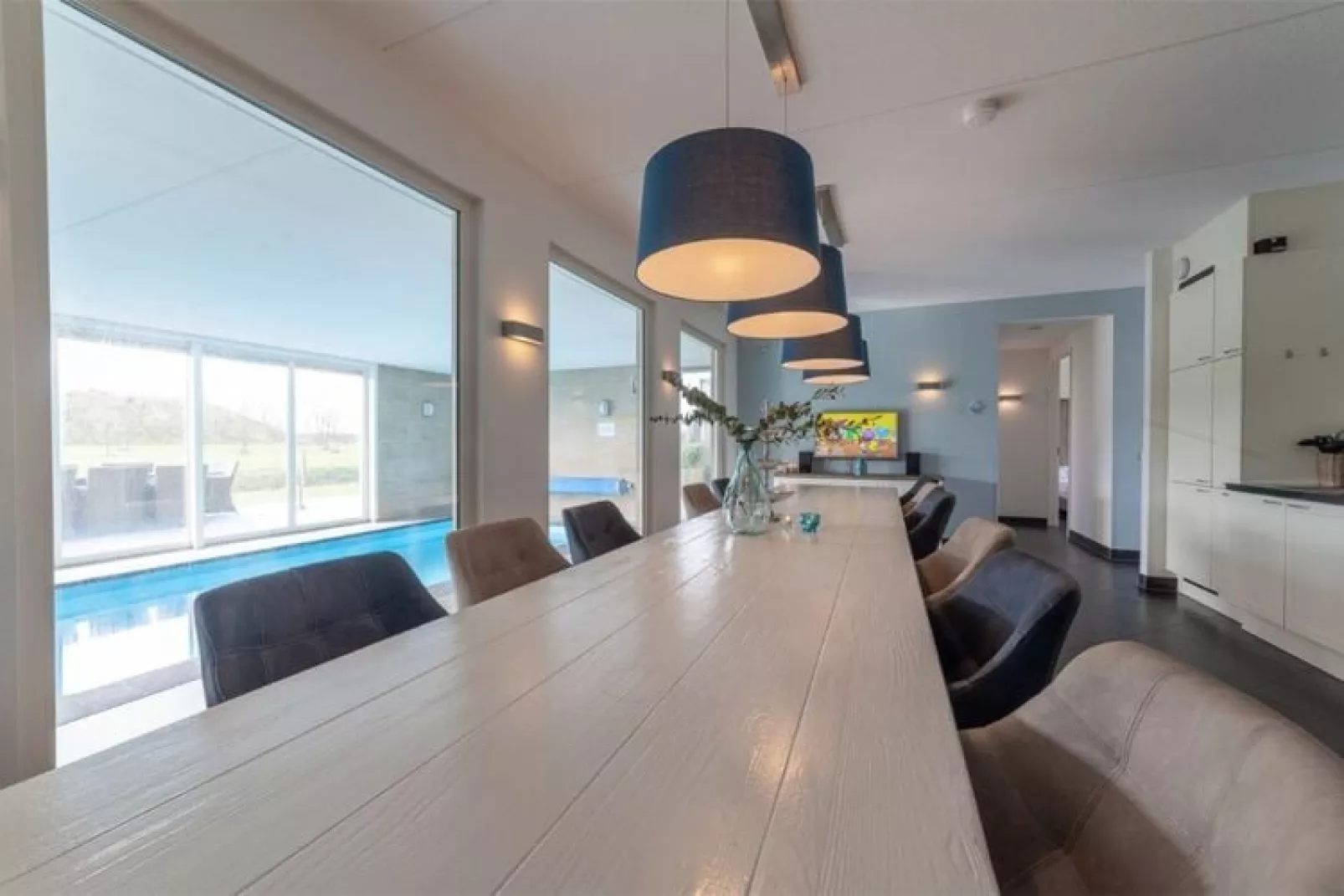 Luxe Beveland met Zwembad-Dining room