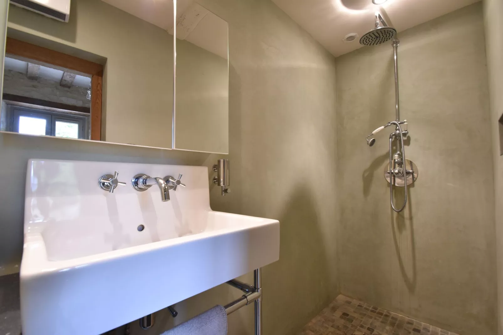 Gite de charme 6 pers/domaine Chateau-Bathroom
