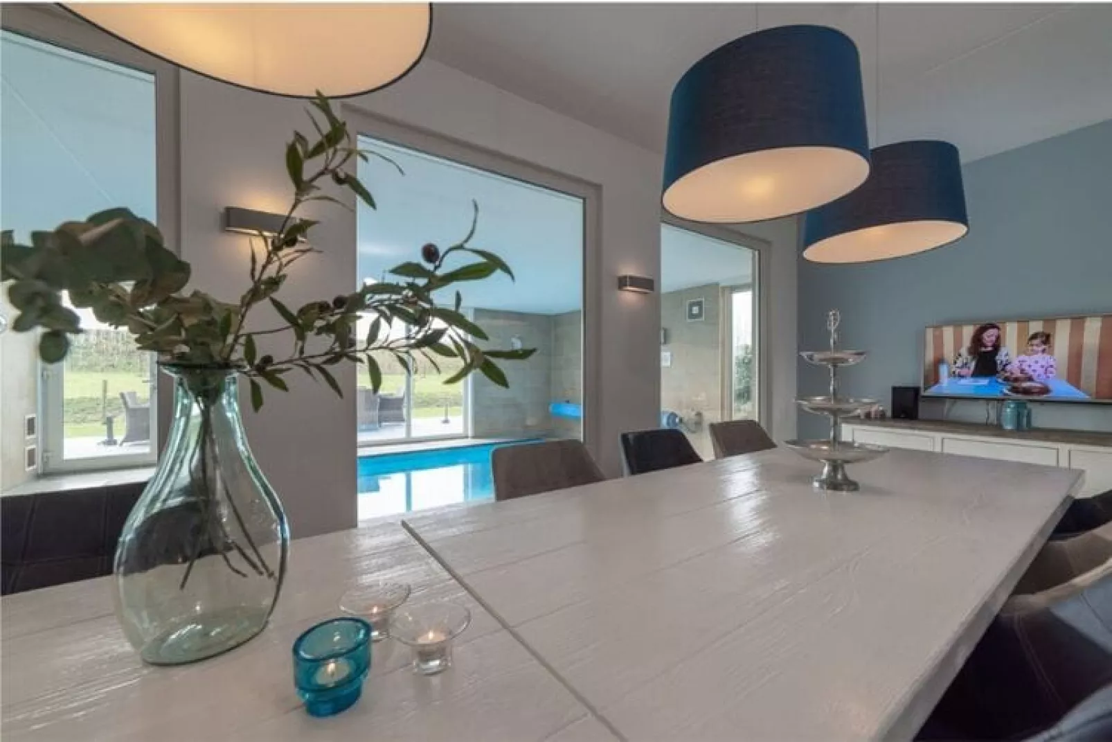 Luxe Beveland met Zwembad-Dining room