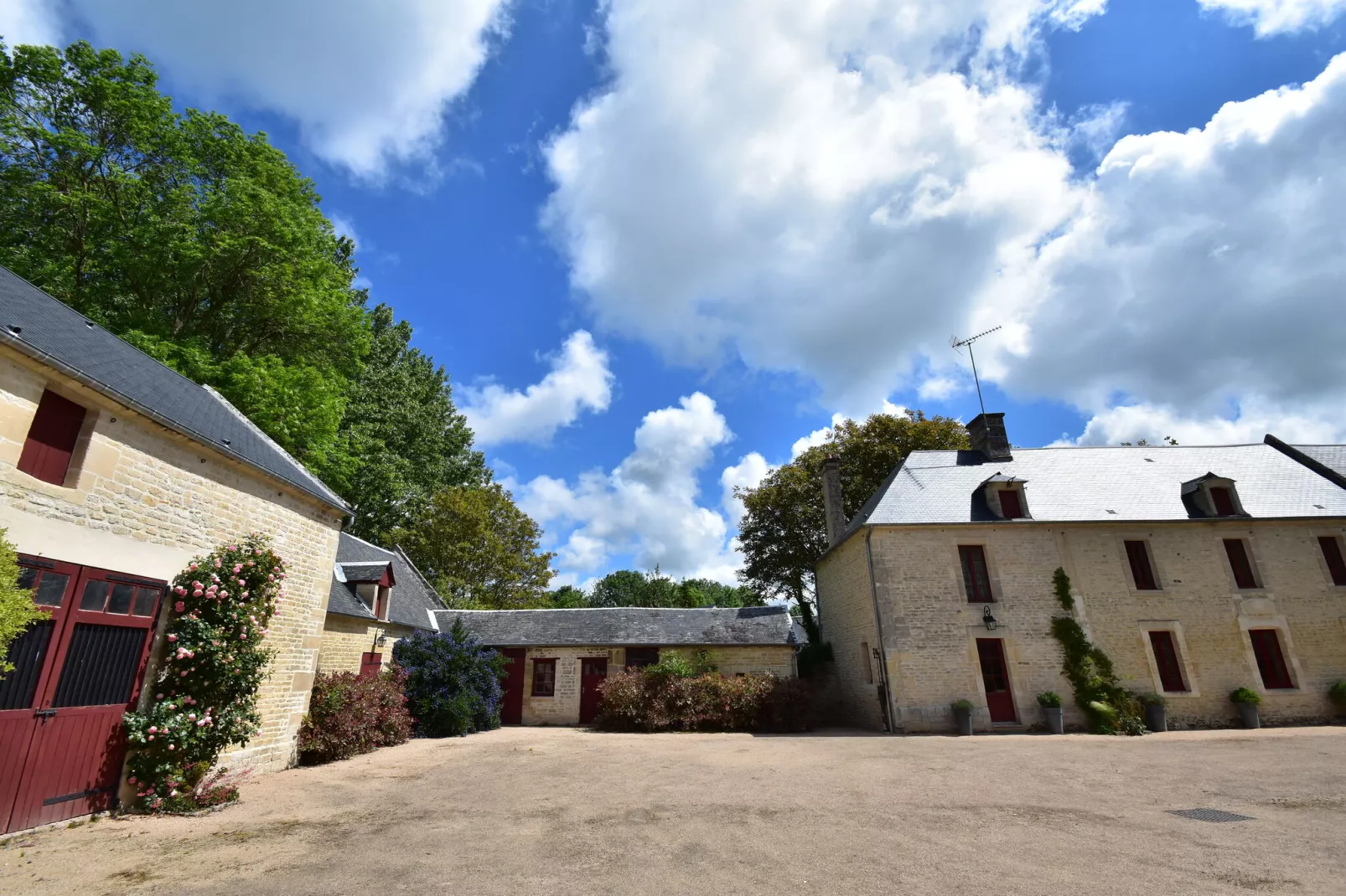 Gite de Luxe 6 pers Domaine Château-Exterior summer
