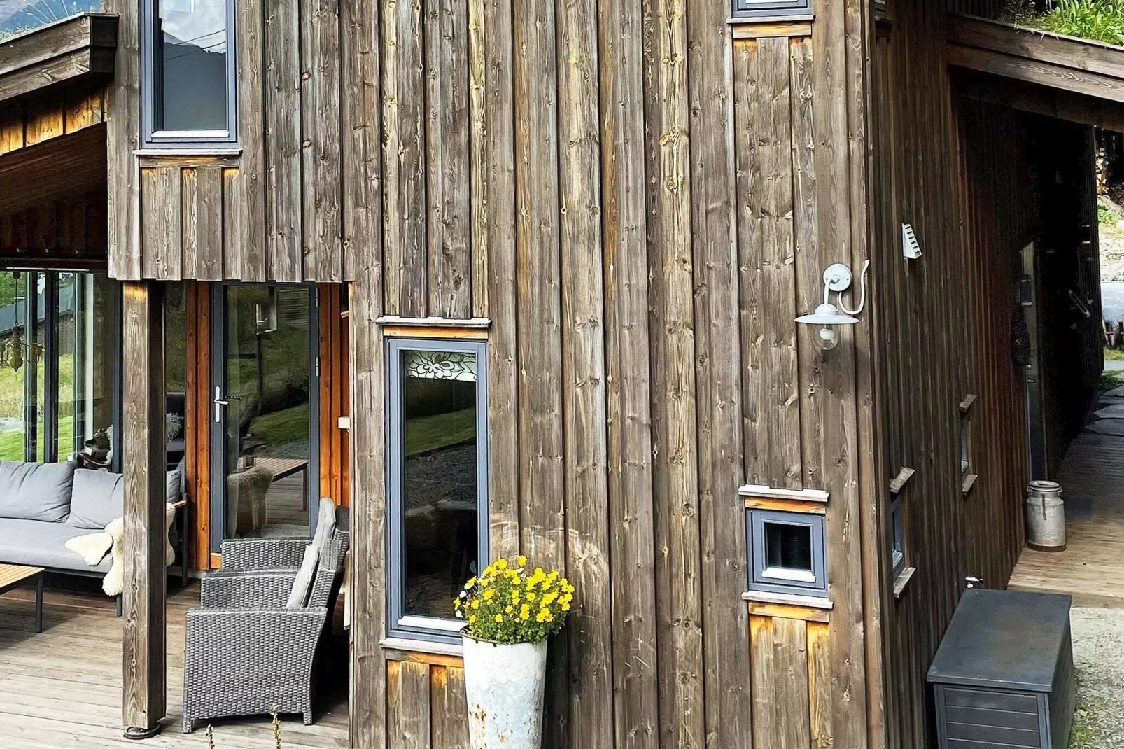 HUS 43357-Outdoor