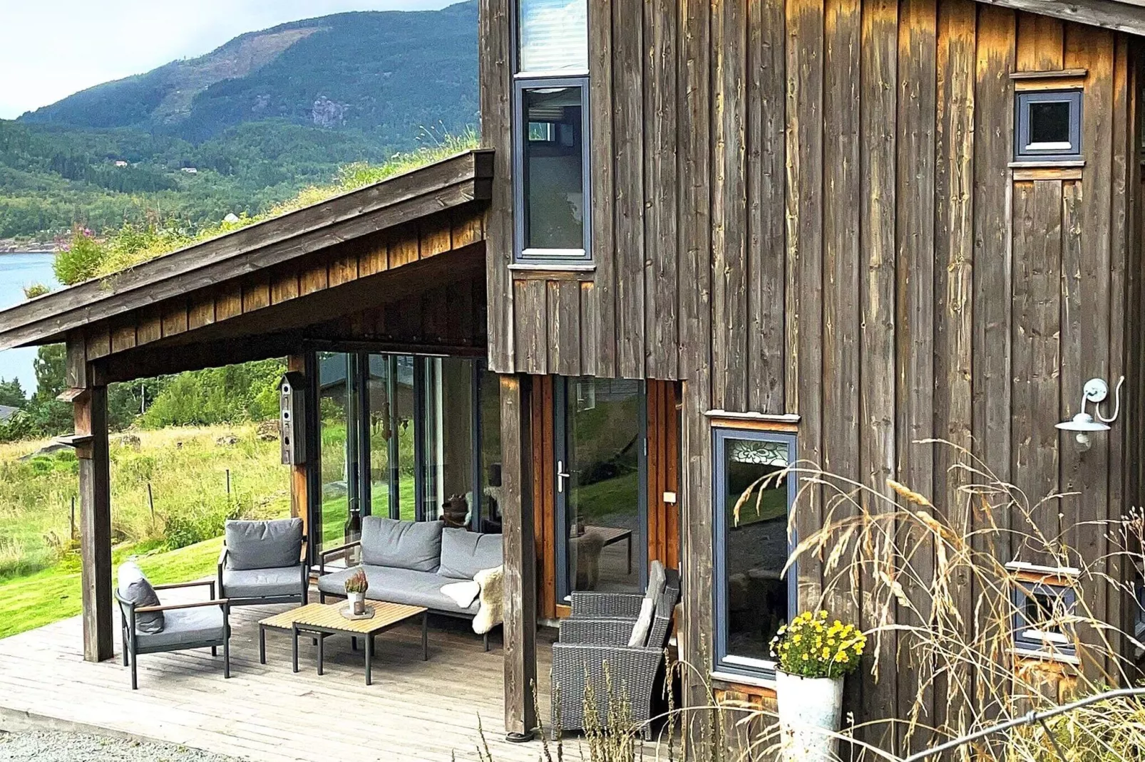 HUS 43357-Outdoor