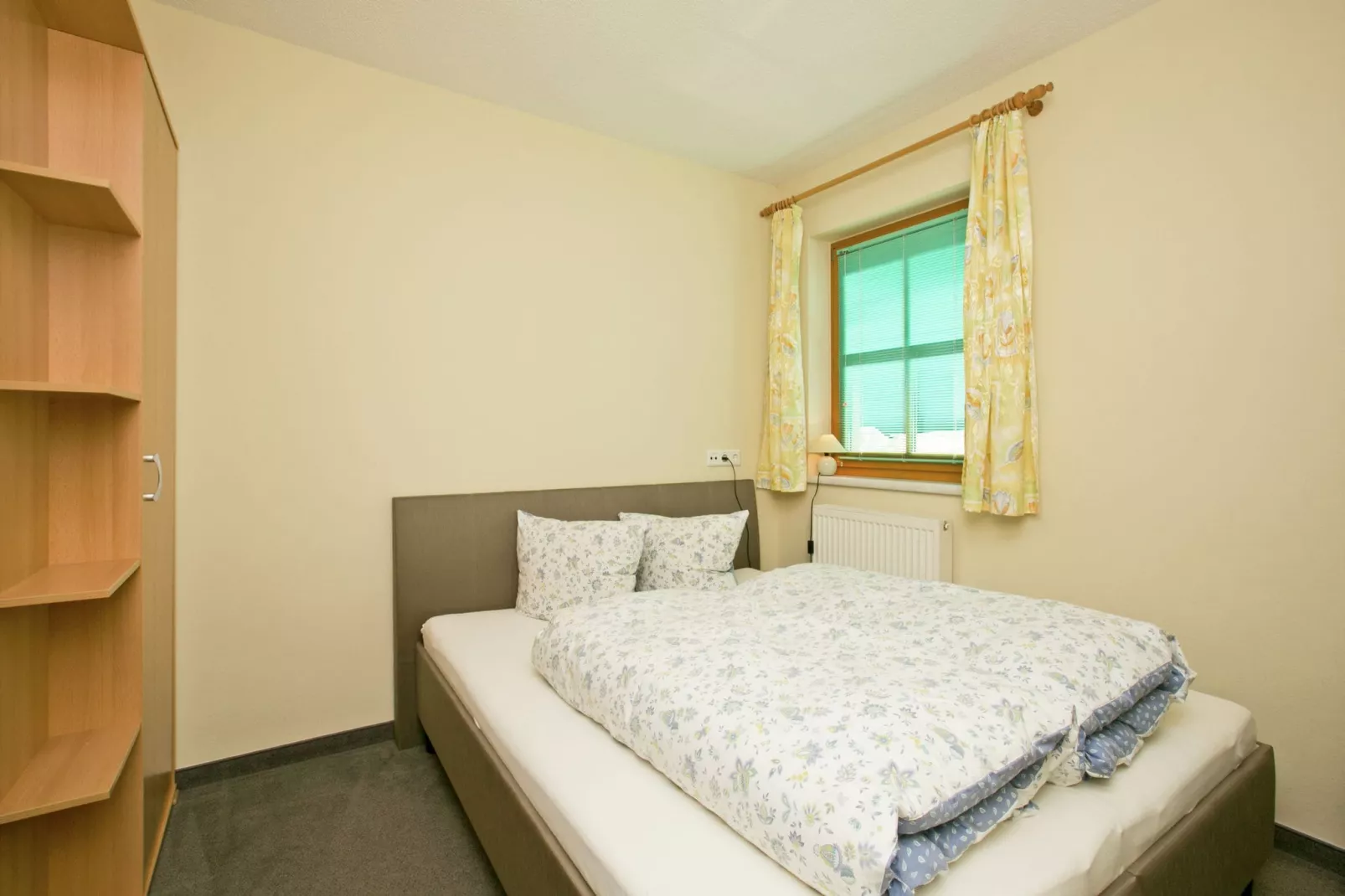 Grüner-Bedroom