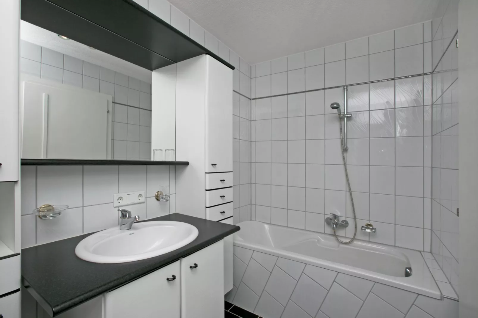 Grüner-Bathroom