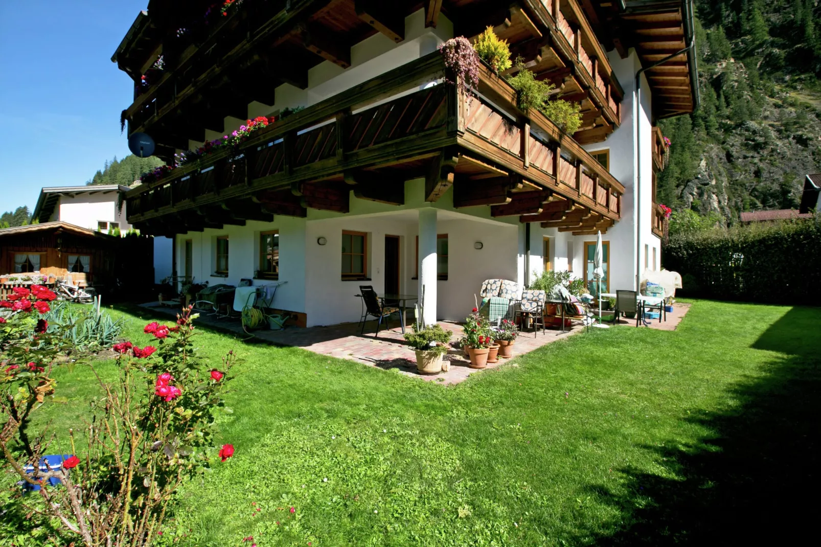 Grüner-Exterior summer