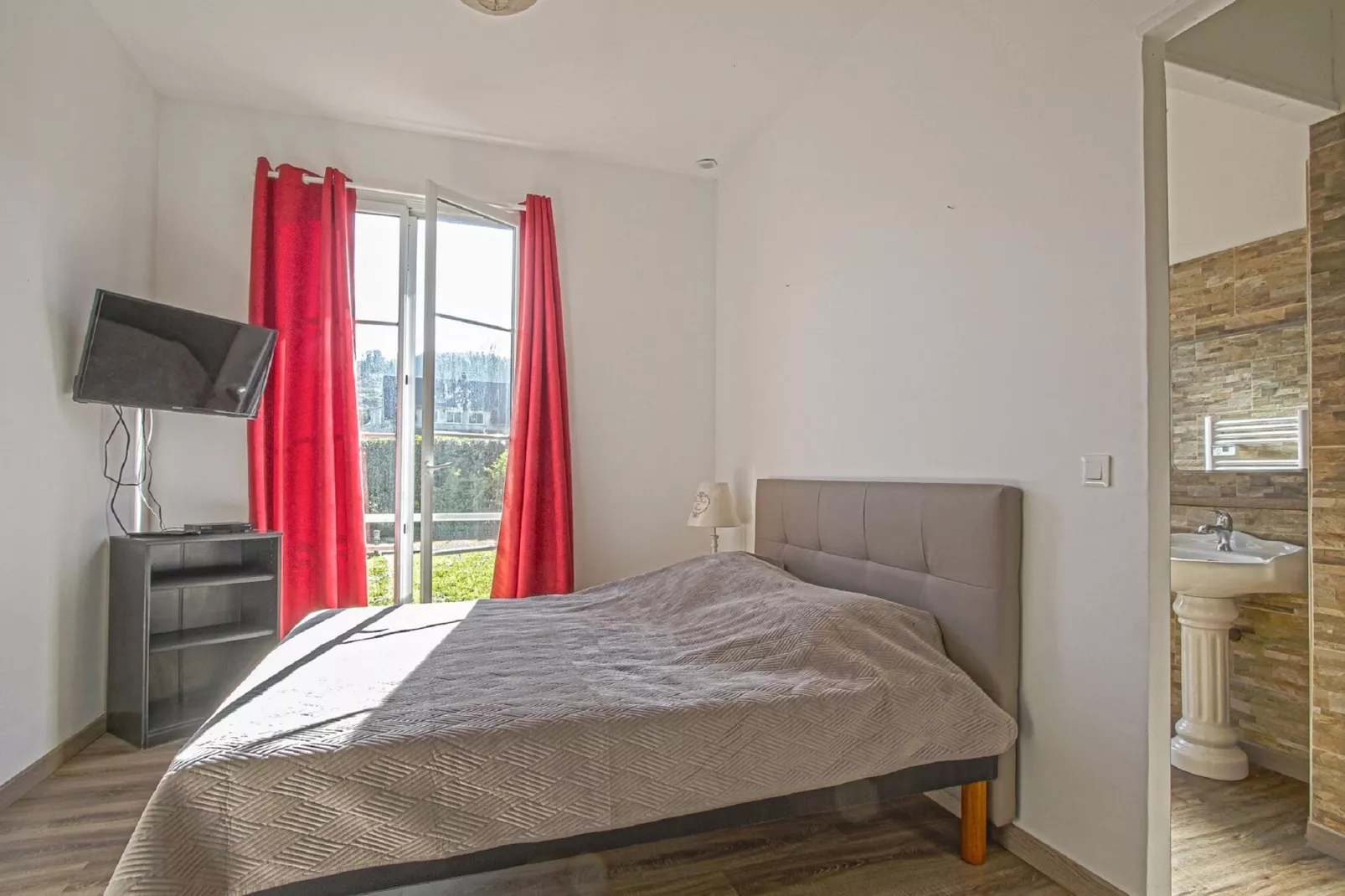 GUYBERNINE MER-Bedroom