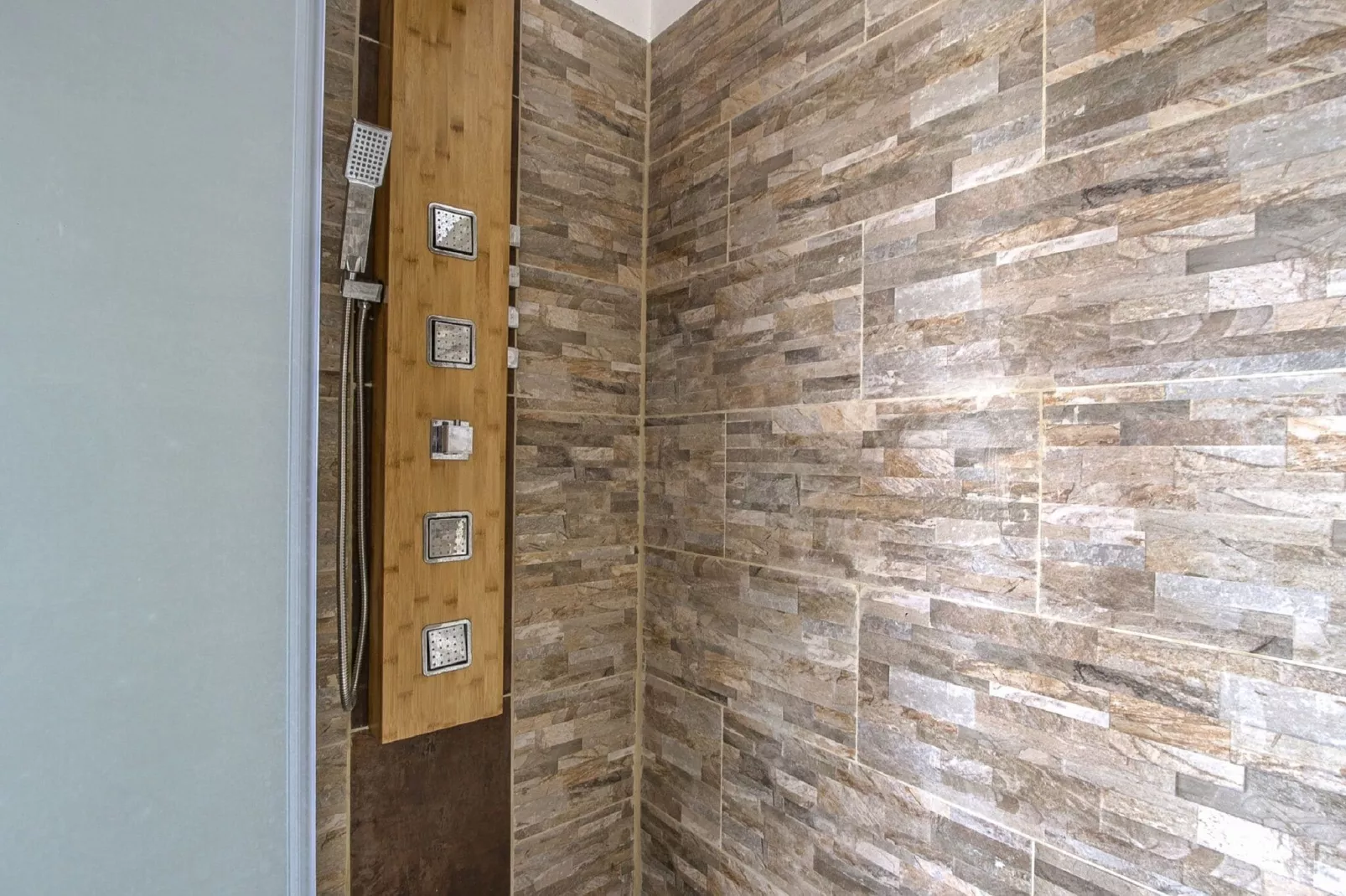 GUYBERNINE MER-Bathroom