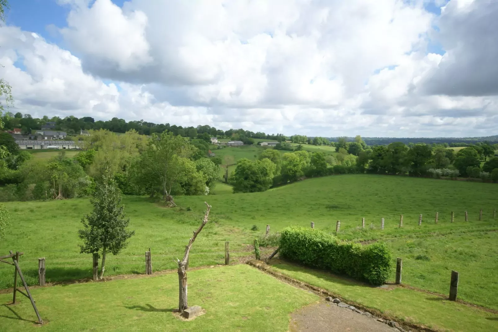Maison de vacances Montaigu les Bois-View summer