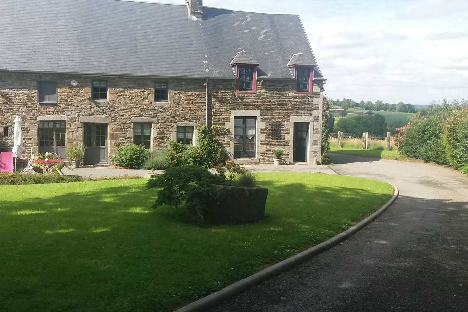 Maison de vacances Montaigu les Bois-Exterior summer
