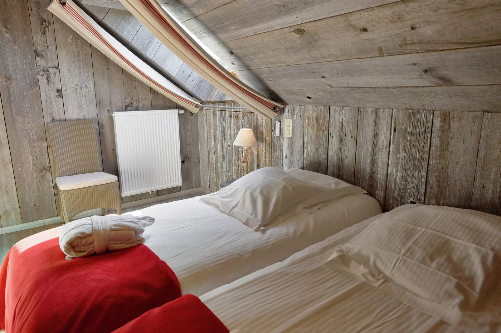 The Wood-Stone Cottage-Schlafzimmer