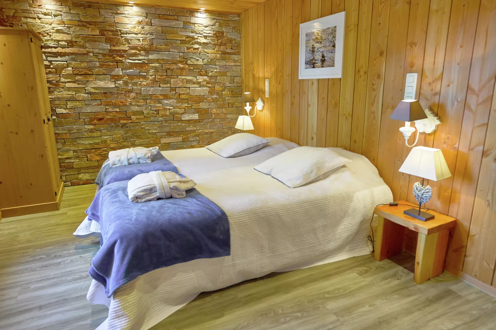 The Wood-Stone Cottage-Schlafzimmer